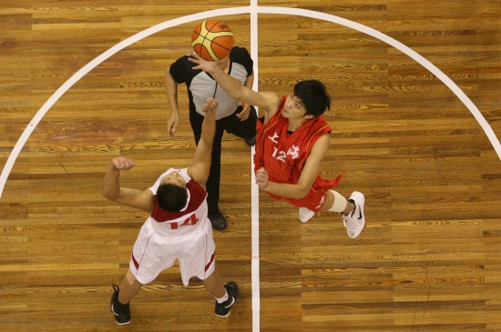 弗兰-加西亚连吃2黄被罚下，阿隆索怒吼：别XXX开玩笑了（弗兰-加西亚两黄变一红遭逐，阿隆索怒吼：别再XXX开玩笑！）