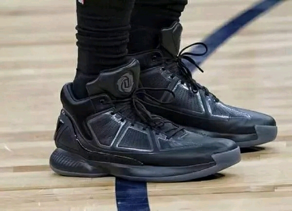 大巴黎官方：舍瓦利耶脚踝受伤接受治疗，杜埃正在恢复阶段（巴黎圣日耳曼官宣：舍瓦利耶脚踝伤已接受治疗，杜埃正处恢复期）